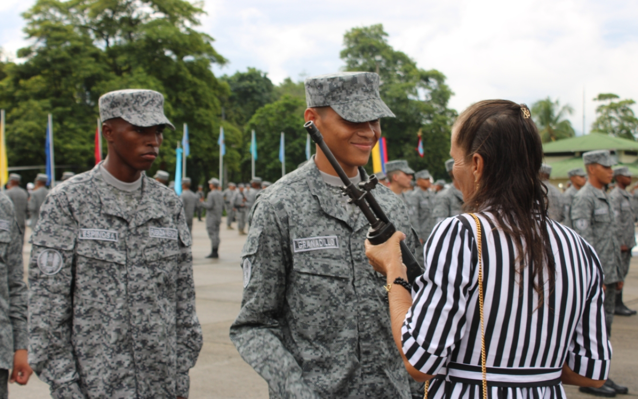 En el centro del país, jóvenes colombianos con vocación de servir a Colombia dicen ¡Sí juro!