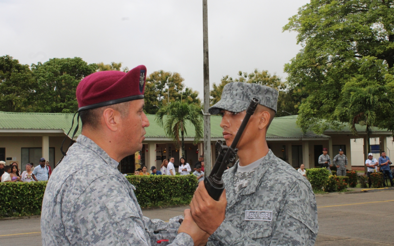 En el centro del país, jóvenes colombianos con vocación de servir a Colombia dicen ¡Sí juro!