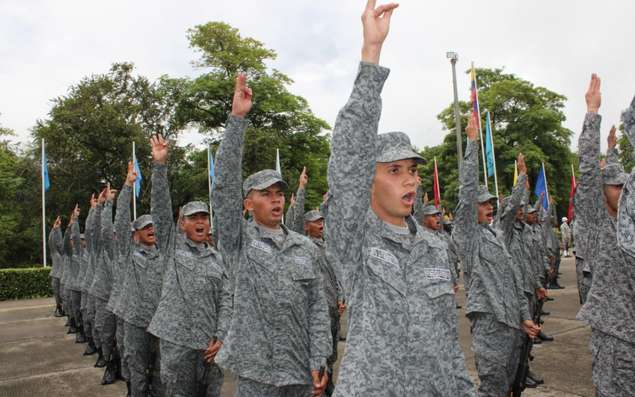 En el centro del país, jóvenes colombianos con vocación de servir a Colombia dicen ¡Sí juro!