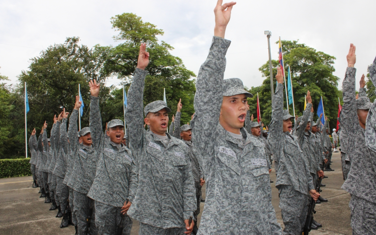 En el centro del país, jóvenes colombianos con vocación de servir a Colombia dicen ¡Sí juro! En el centro del país, jóvenes colombianos con vocación de servir a Colombia dicen ¡Sí juro!