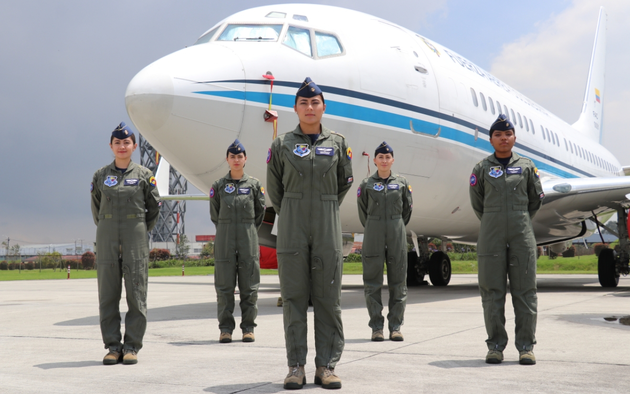 Tripulantes de Cabina de Pasajeros de su Fuerza Aérea, profesionalismo y asistencia en las alturas