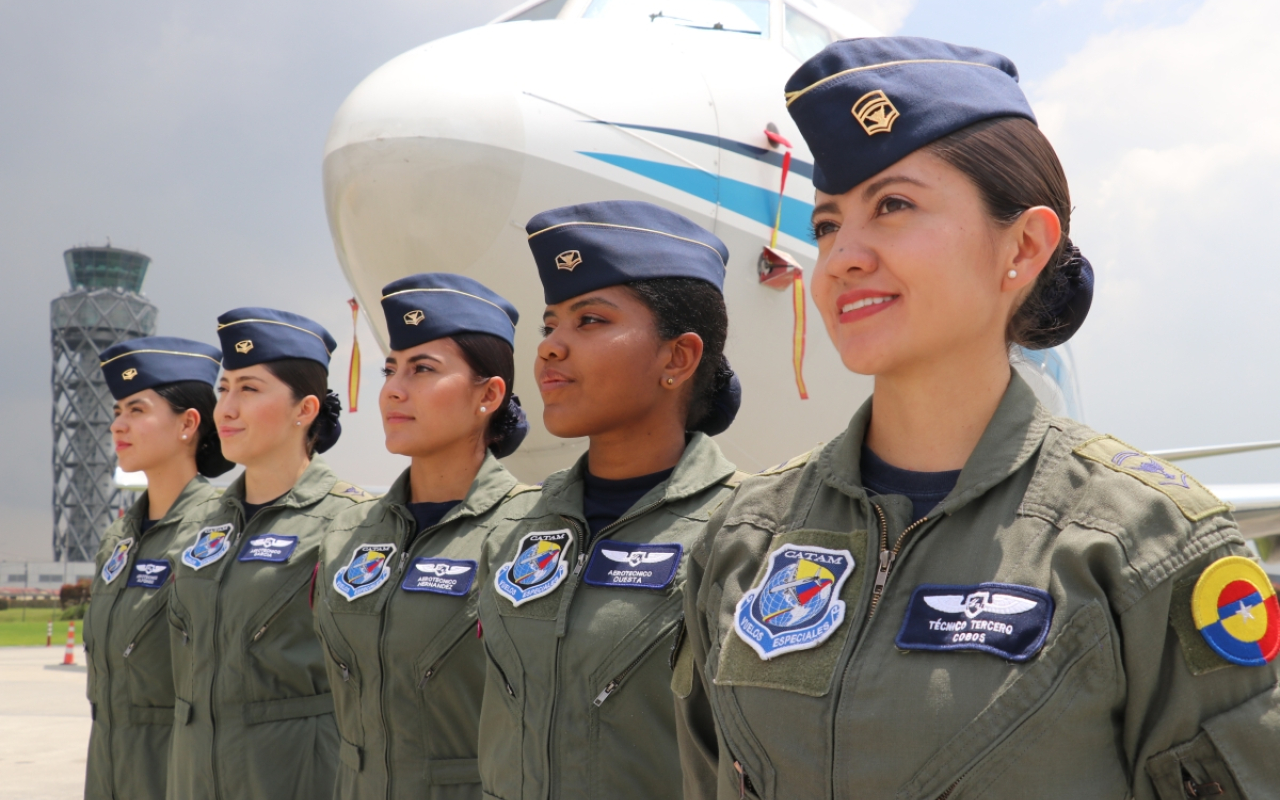 Tripulantes de Cabina de Pasajeros de su Fuerza Aérea, profesionalismo y asistencia en las alturas