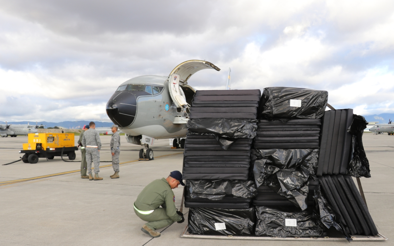 Frente a la emergencia a causa de las fuertes lluvias, registradas este fin de semana en el archipiélago de San Andrés, la Fuerza Aérea Colombiana a través del Comando Aéreo de Transporte Militar- CATAM dispuso una aeronave tipo C-40 para transportar 14 toneladas de ayuda humanitaria desde Bogotá. 