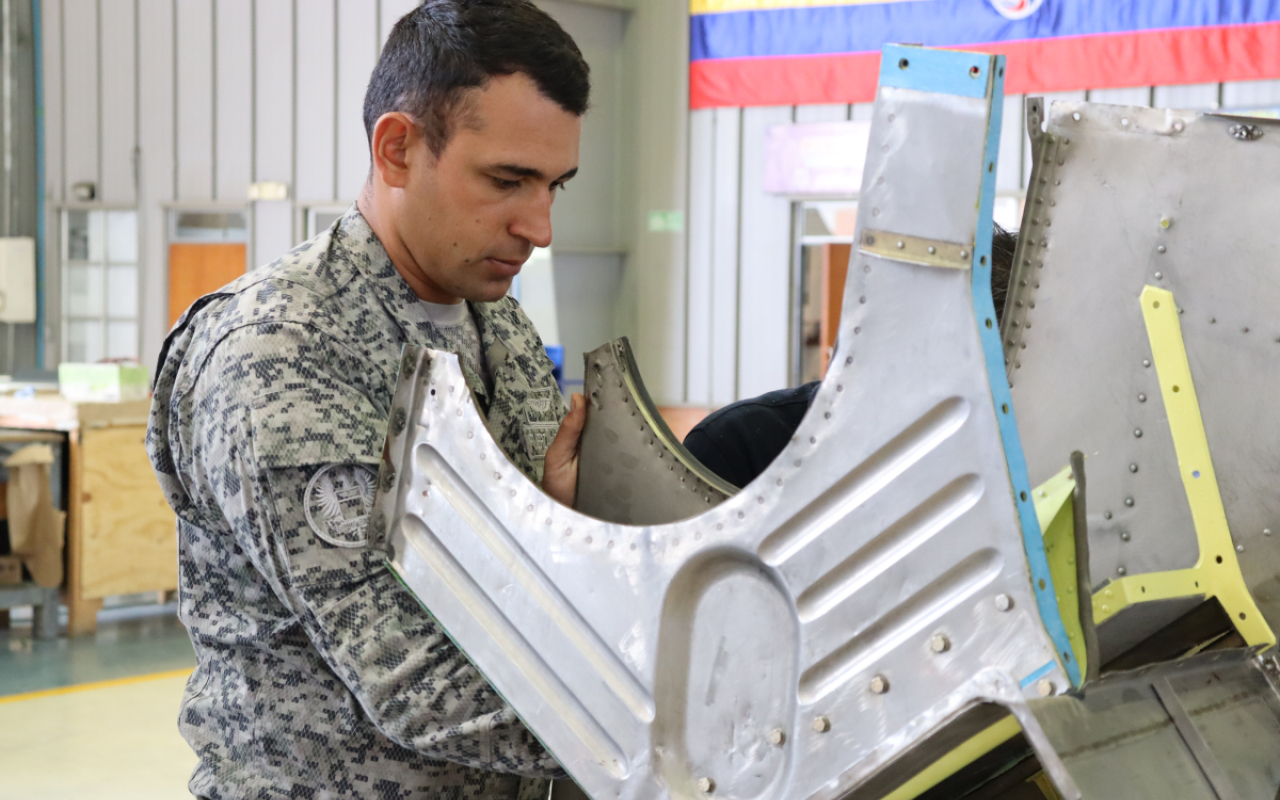 Técnicos de mantenimiento avanzan en la inspección de las aeronaves de ala rotatoria y fija de la Fuerza Aérea Colombiana