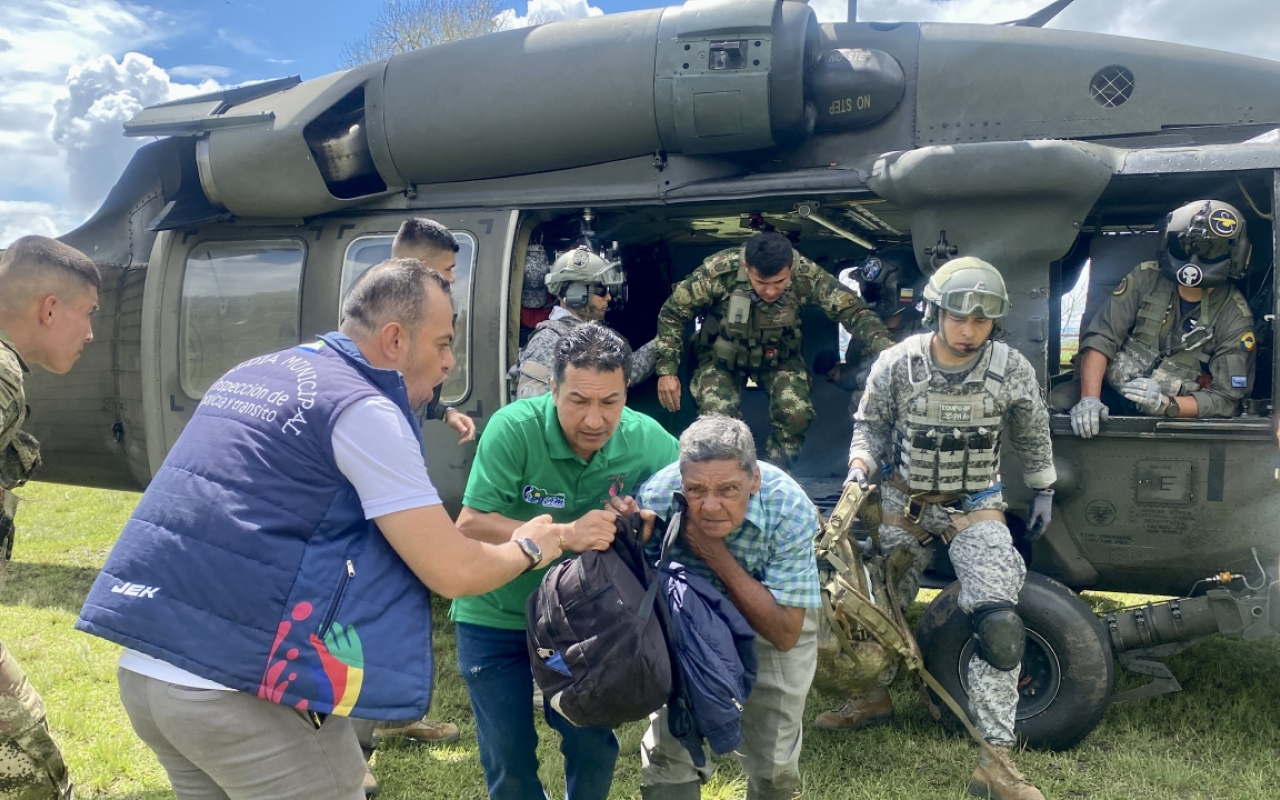 Ya son 88 los evacuados por la Fuerza Aérea, tras el derrumbe en Rosas, Cauca