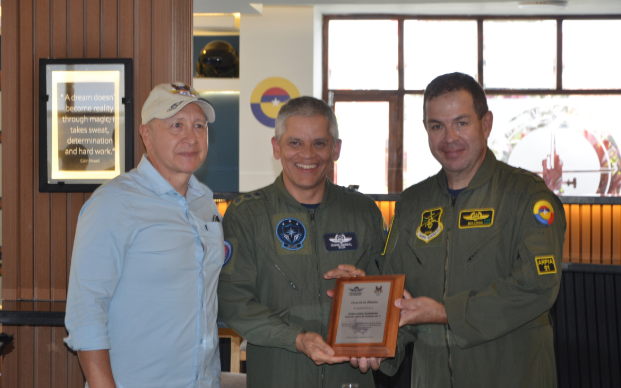 Después de 35 años, Oficiales del curso 63 de la Fuerza Aérea se reunieron en CACOM 5 