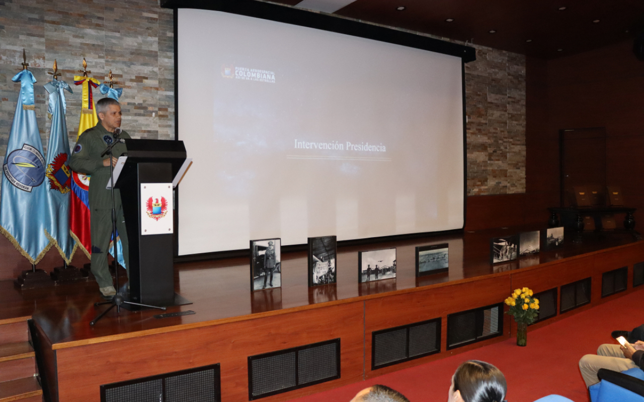 Visita de la Academia Colombiana de Historia Aérea al Comando Aéreo de Mantenimiento en su centenario