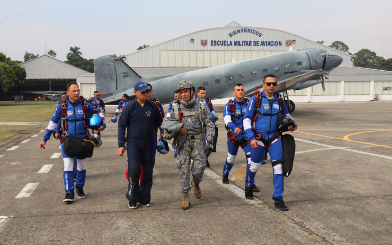 Paracaidistas que engalanarán los cielos de la F-AIR 2023 realizaron entrenamiento en Cali 
