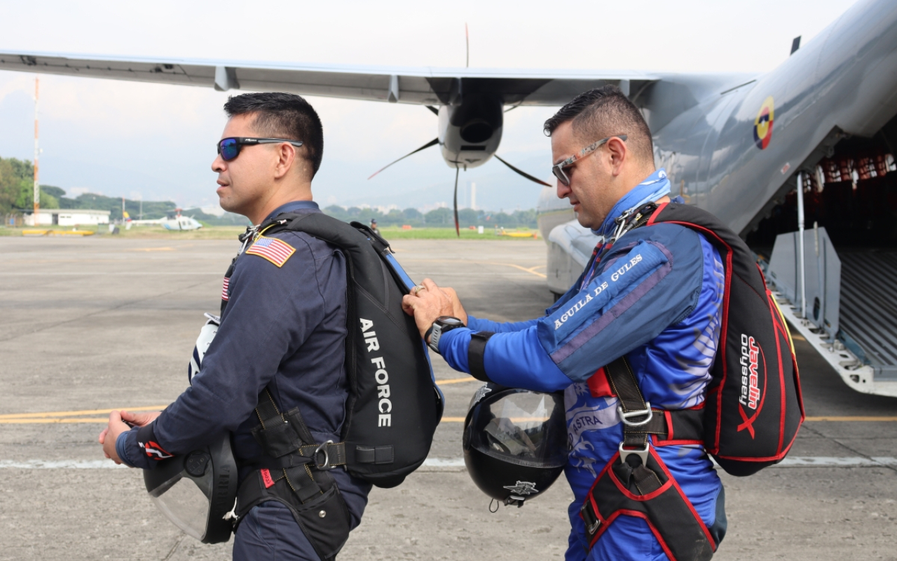 Paracaidistas que engalanarán los cielos de la F-AIR 2023 realizaron entrenamiento en Cali 