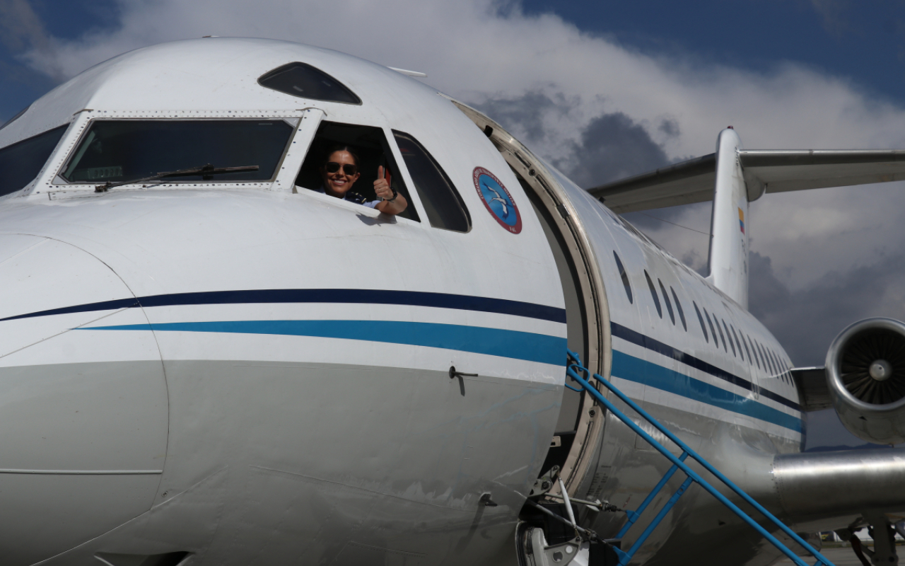 Por primera vez, una mujer al mando del Fokker-28 de la Fuerza Aeroespacial Colombiana