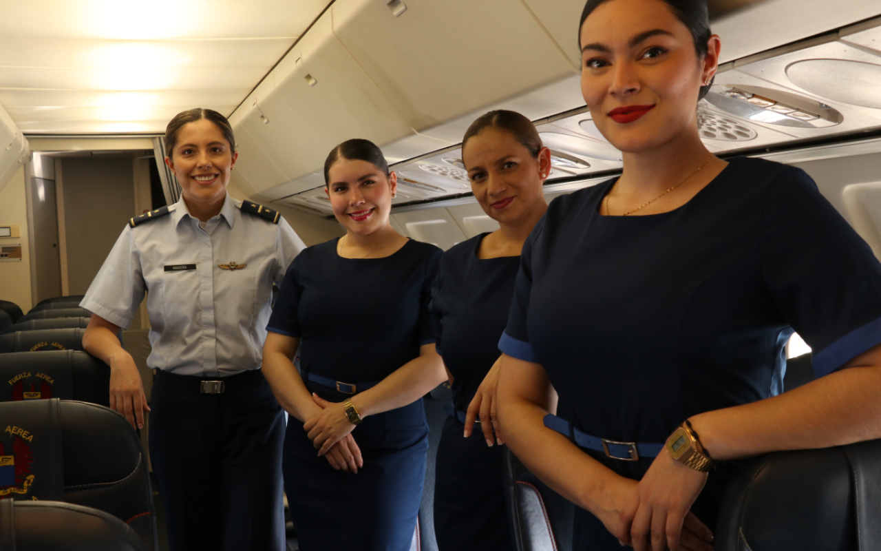 Por primera vez, una mujer al mando del Fokker-28 de la Fuerza Aeroespacial Colombiana