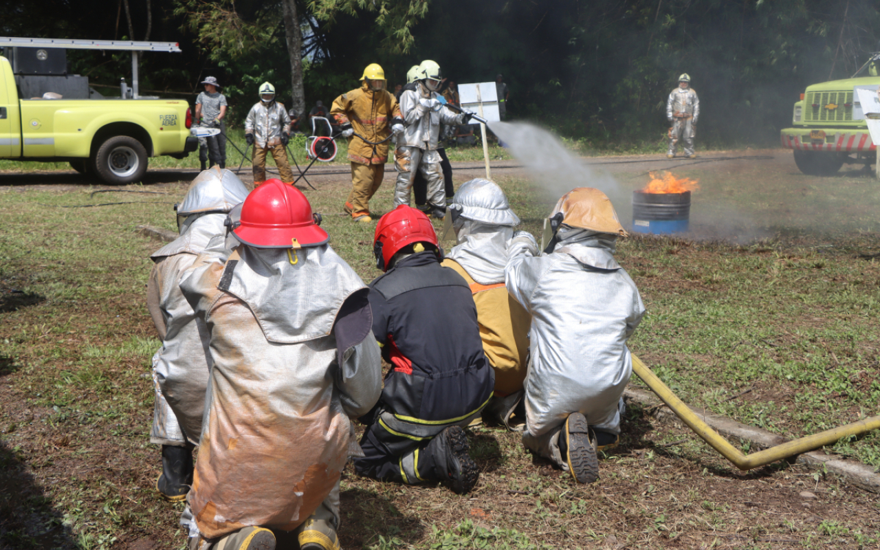 Culmina exitosamente primer curso de bomberos aeronáuticos para Soldados Profesionales