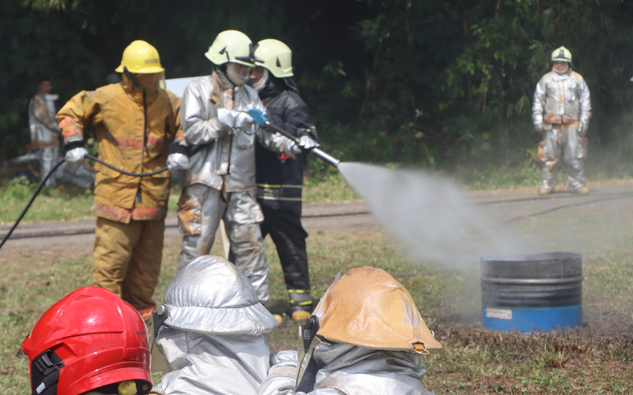 Culmina exitosamente primer curso de bomberos aeronáuticos para Soldados Profesionales