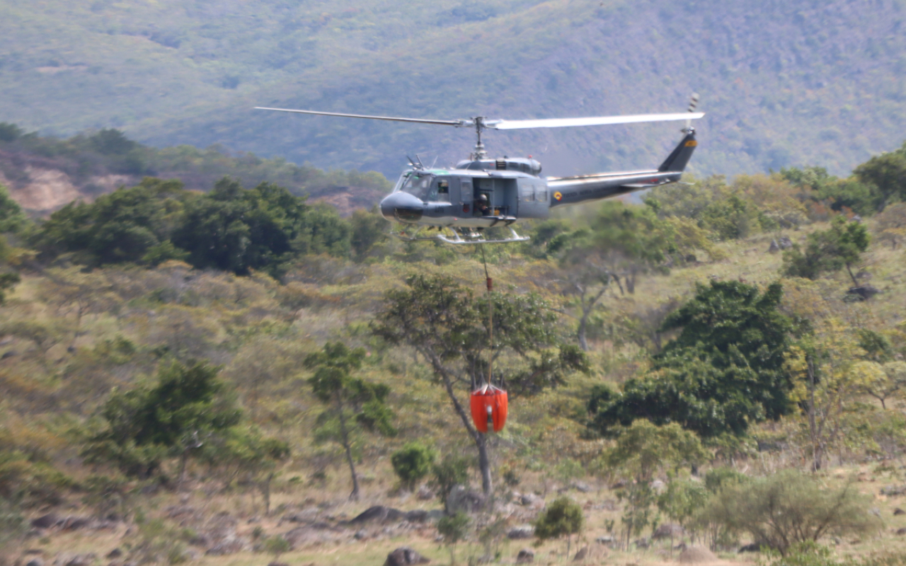 Apoyo aéreo en la lucha contra incendios forestales en el Tolima