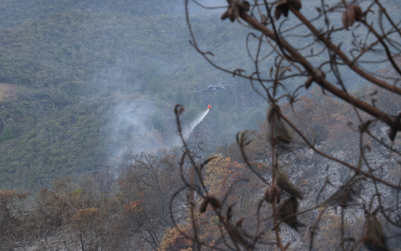 Con sistema Bambi Bucket, la Fuerza Aeroespacial apoya labores de extinción de incendio en Cucunubá, Cundinamarca