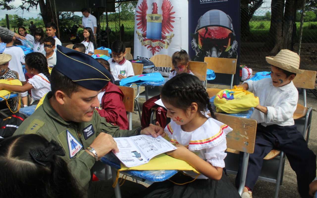 Estudiantes del Magdalena Centro, reciben con fiesta elementos en pro de su educación por parte de su Fuerza Aérea Colombiana