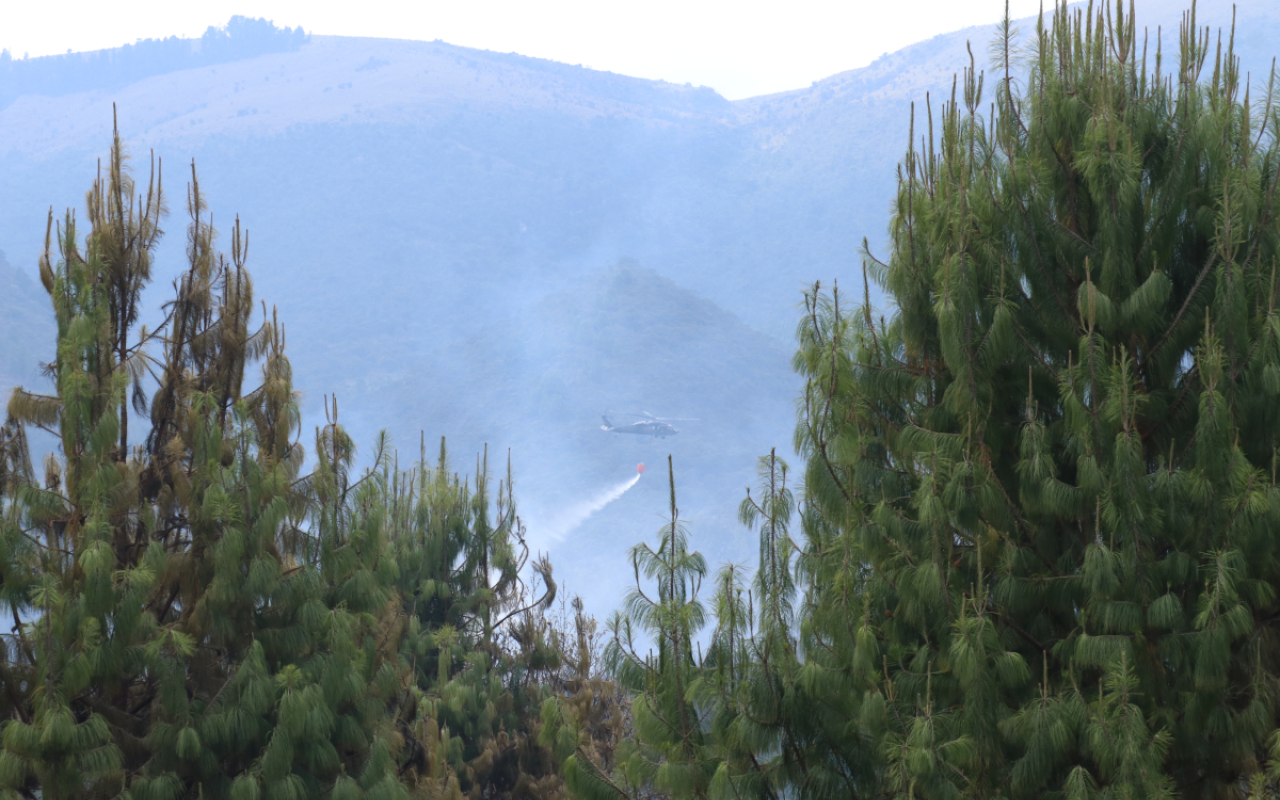 117 descargas de agua con el sistema Bambi Bucket ha realizado la Fuerza Aeroespacial sobre incendio en Tausa, Cundinamarca