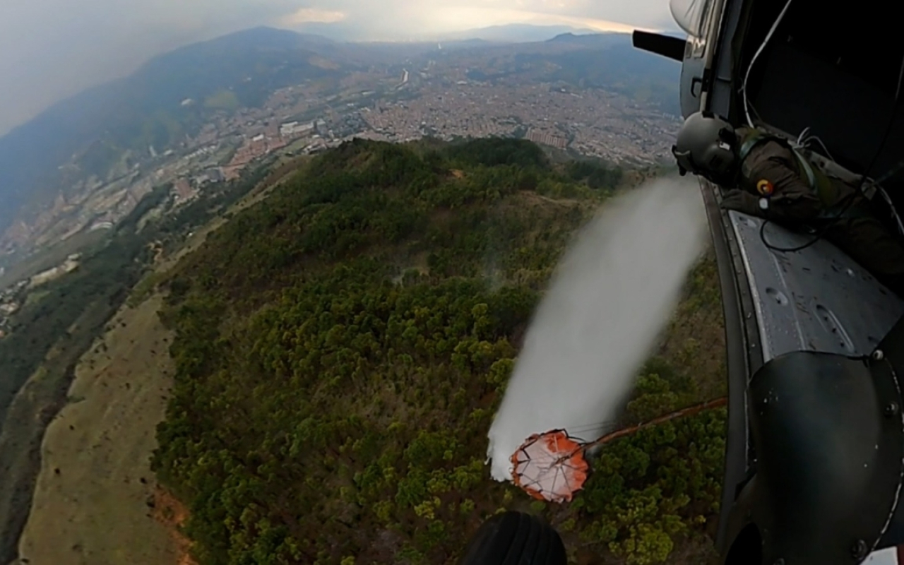 Con equipo Bambi Bucket Fuerza Aérea apoya labores de extinción de incendio forestal en Bello, Antioquia