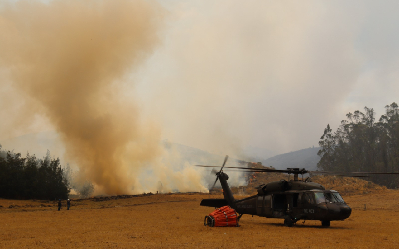 Fuerza Aérea atiende los incendios de gran magnitud de Cundinamarca