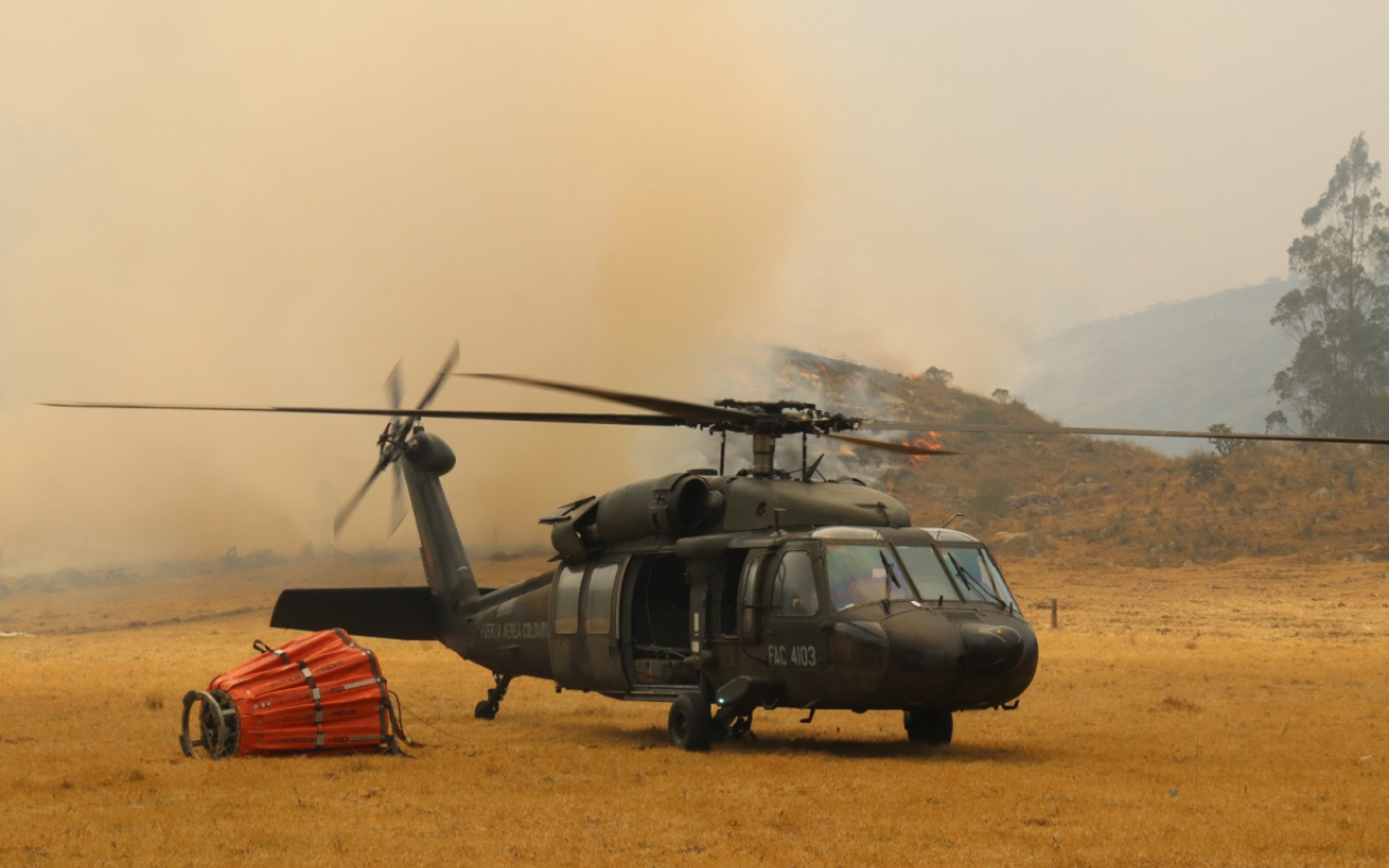 Fuerza Aérea atiende los incendios de gran magnitud de Cundinamarca