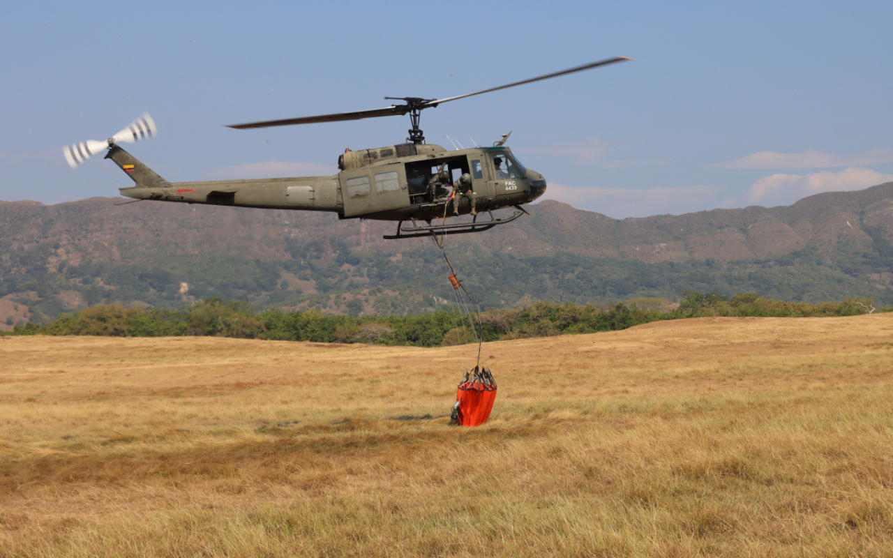 Apoyo aéreo en la lucha contra incendios forestales en el Tolima