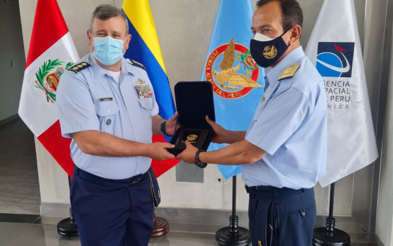 Segundo Comandante de su Fuerza Aérea visita el Centro de Operaciones Satelitales en Perú