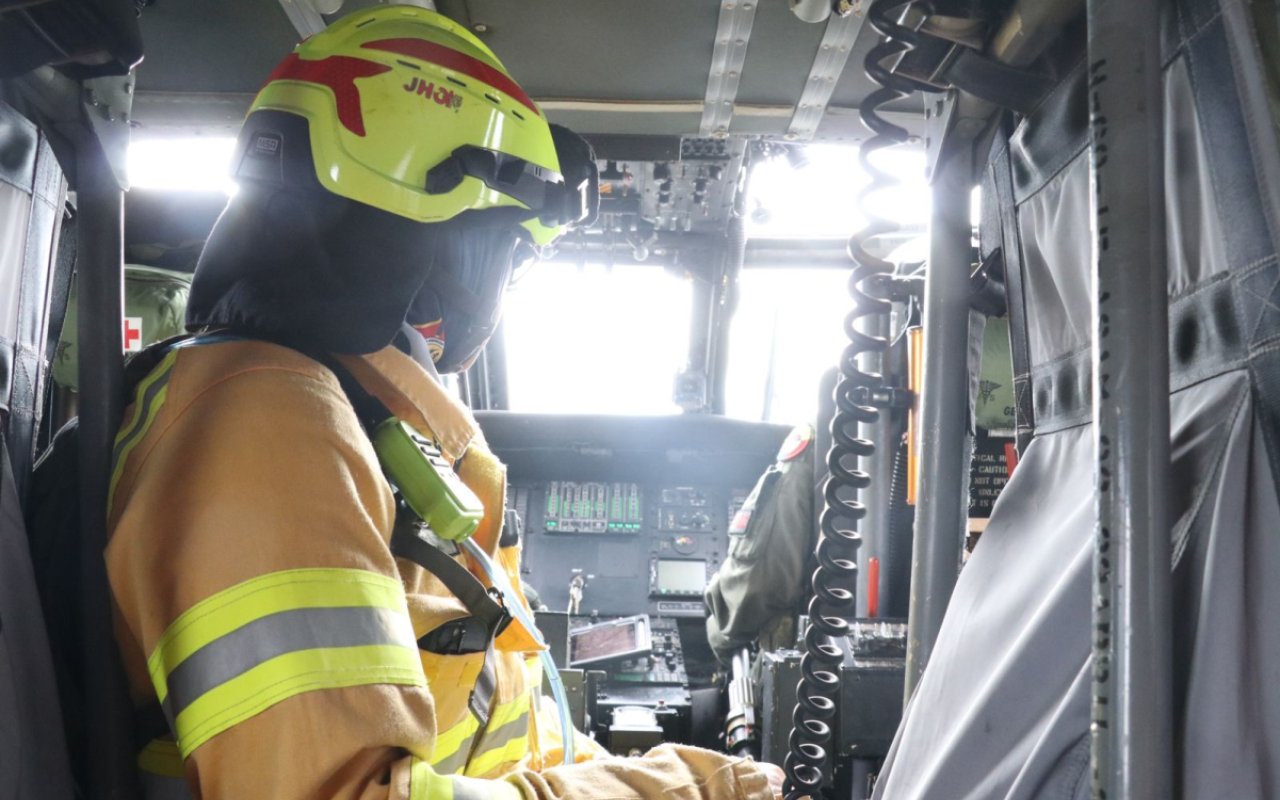 Fuerza Aeroespacial combate incendios en los Cerros Orientales de Bogotá