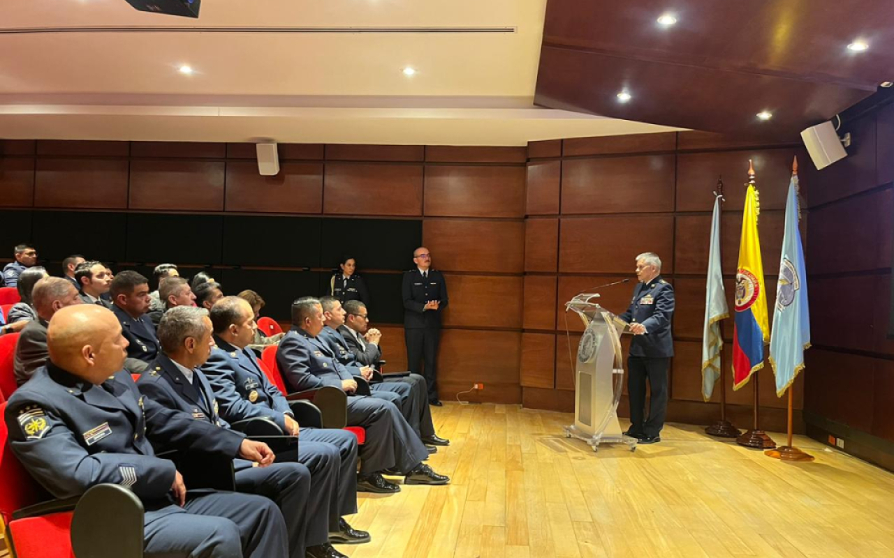 Comando Aéreo de Mantenimiento presenta libro que recopila 100 años de historia