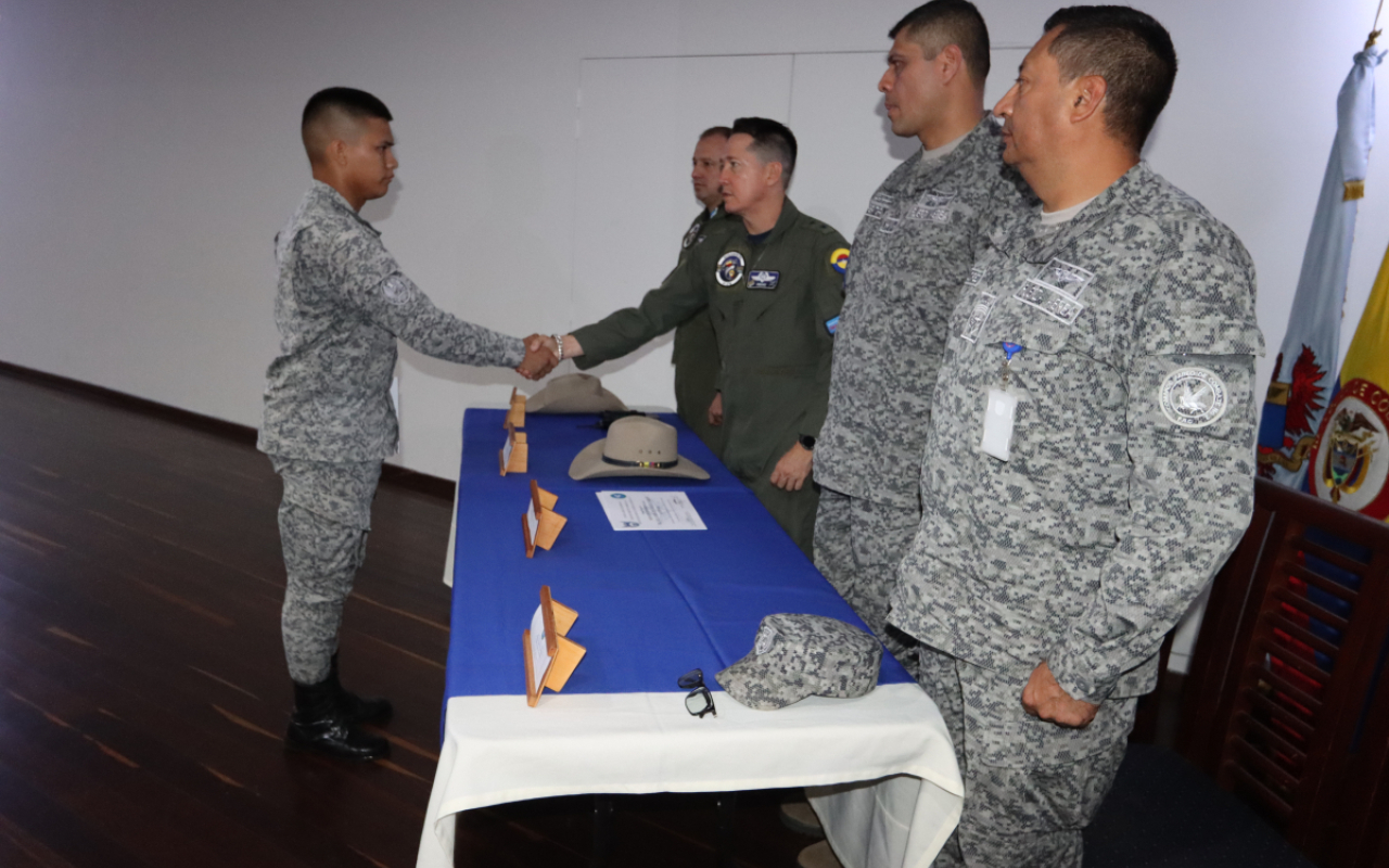 Jóvenes finalizan su servicio militar a los colombianos 