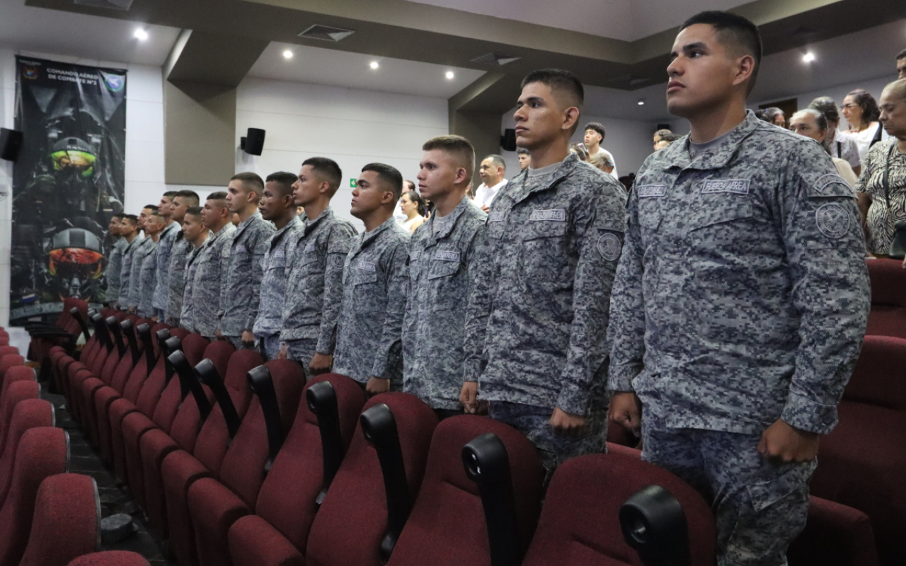 Jóvenes finalizan su servicio militar a los colombianos 