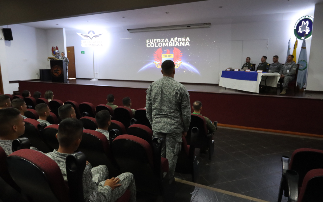 Jóvenes finalizan su servicio militar a los colombianos 