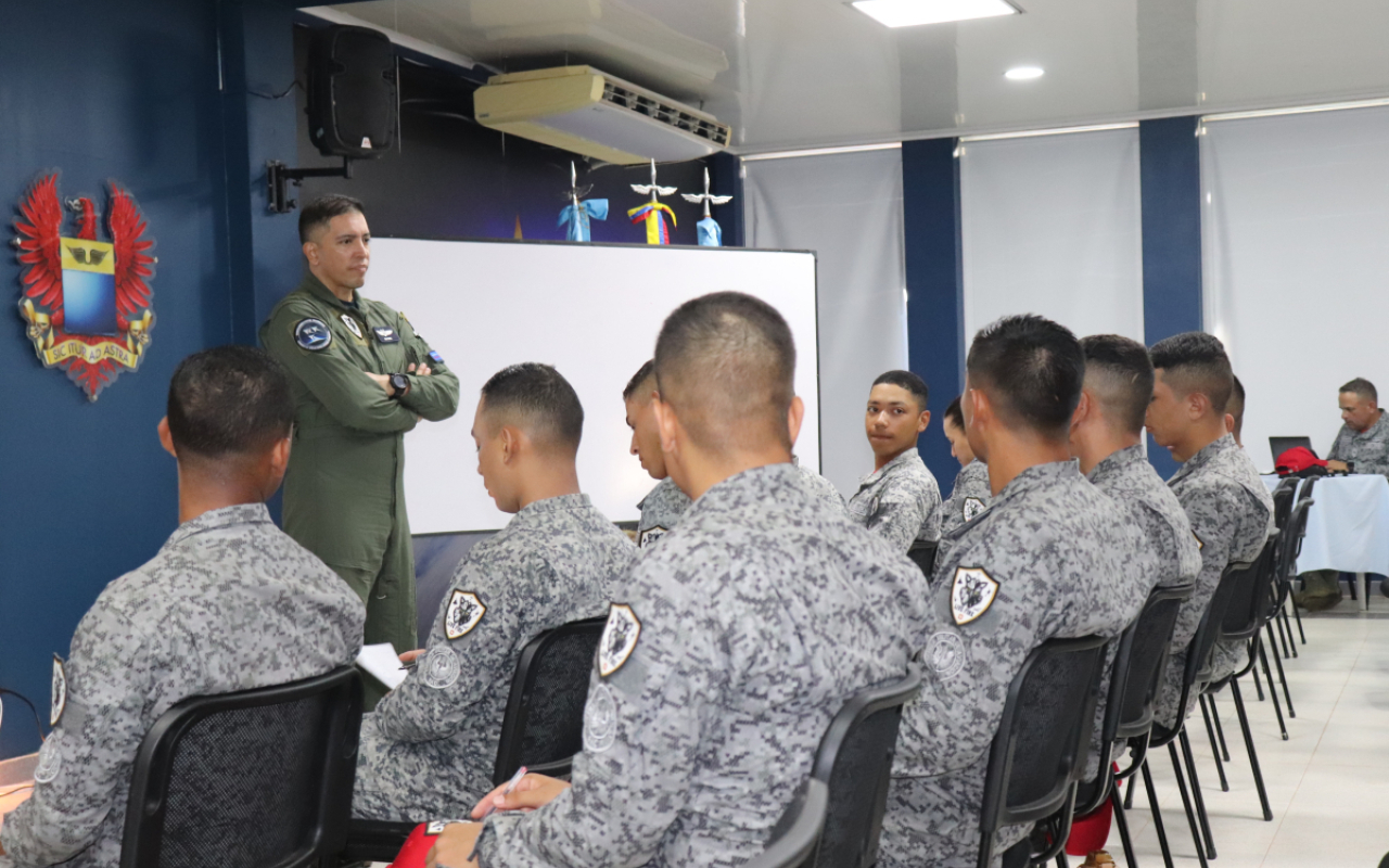 Cadetes y Alumnos de la Fuerza Aérea Colombiana fortalecen su formación académica