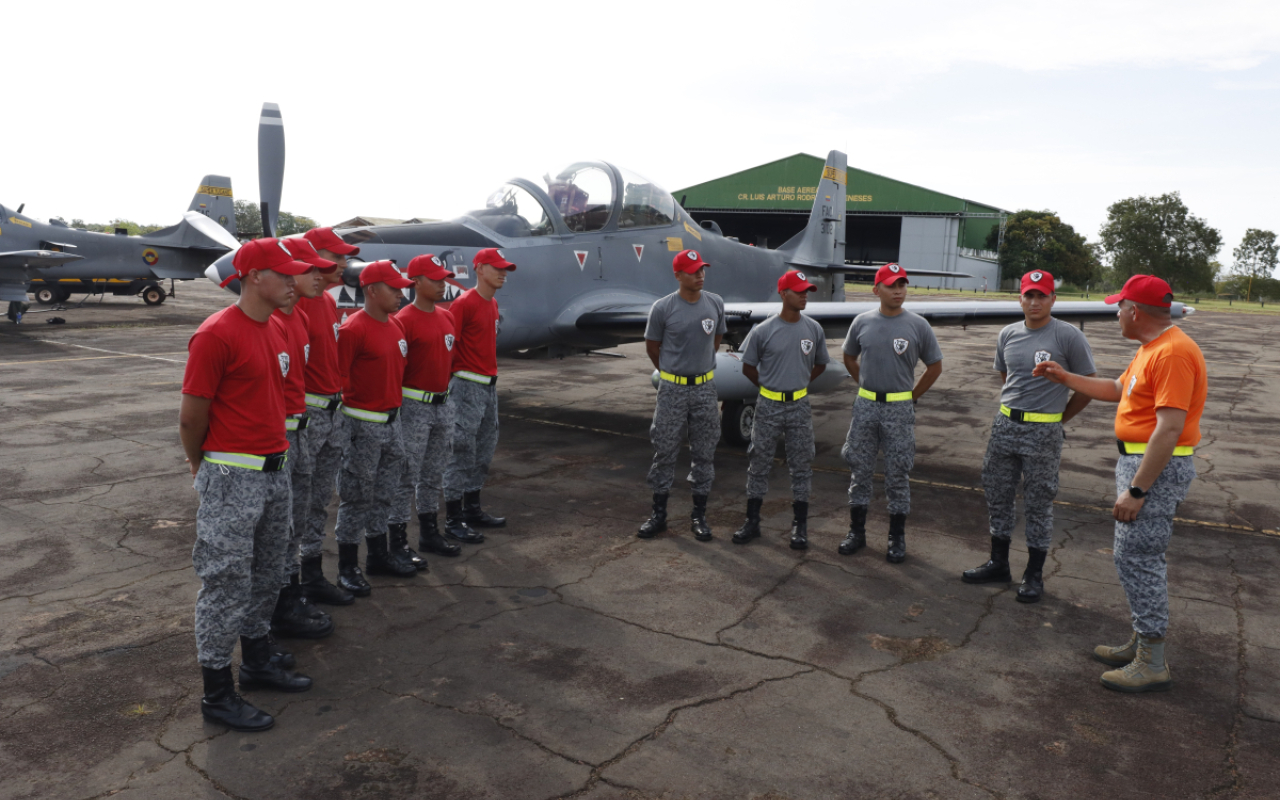 Cadetes y Alumnos de la Fuerza Aérea Colombiana fortalecen su formación académica