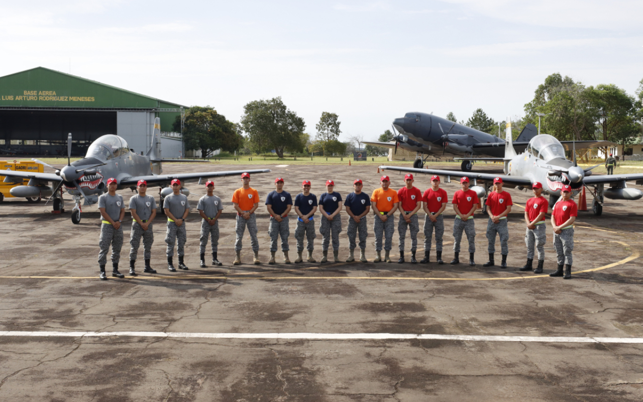 Cadetes y Alumnos de la Fuerza Aérea Colombiana fortalecen su formación académica