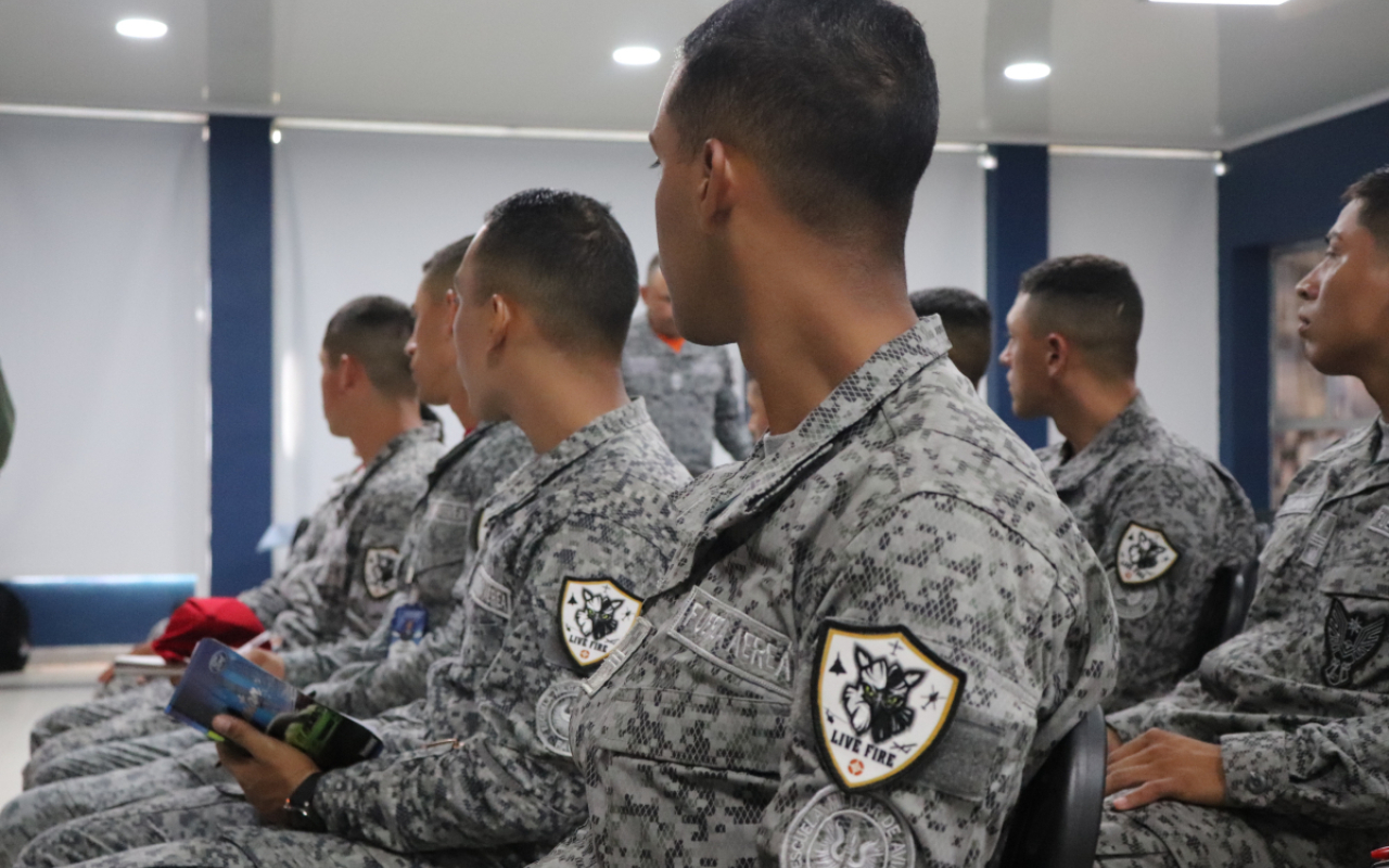 Cadetes y Alumnos de la Fuerza Aérea Colombiana fortalecen su formación académica