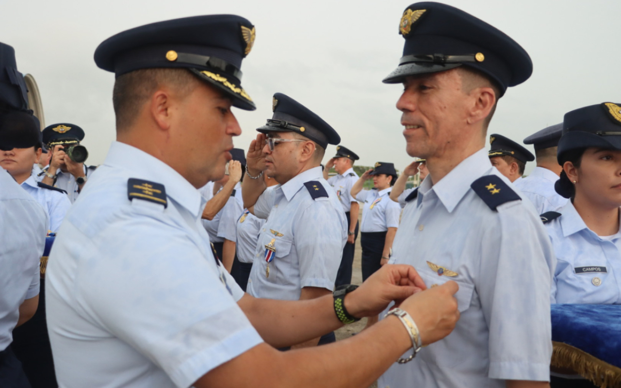 Ceremonia de ascenso de Profesionales Oficiales de Reserva en el Caribe**