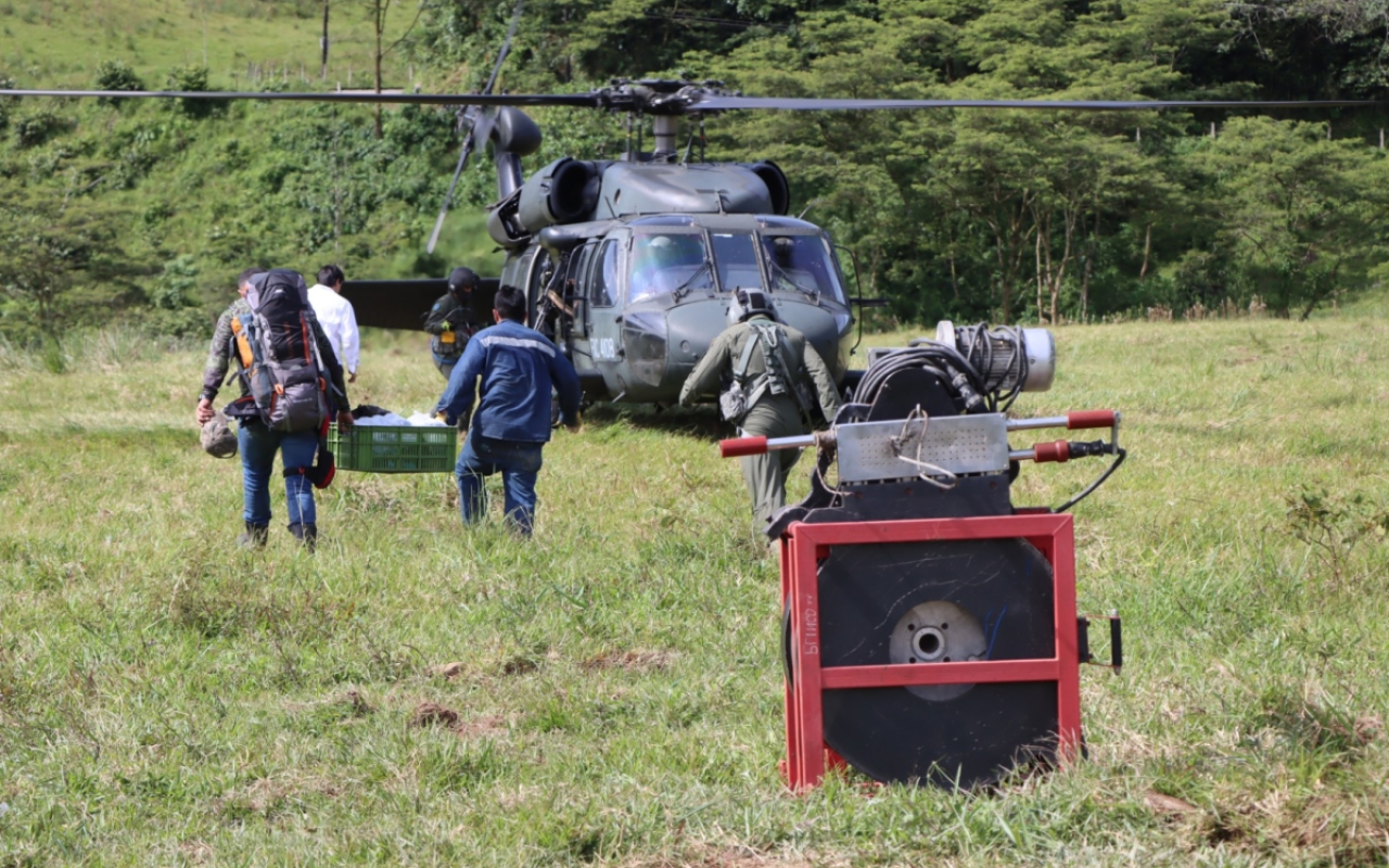 Material para arreglar el acueducto de Villavicencio es transportado por helicóptero de la Fuerza Aeroespacial Colombiana