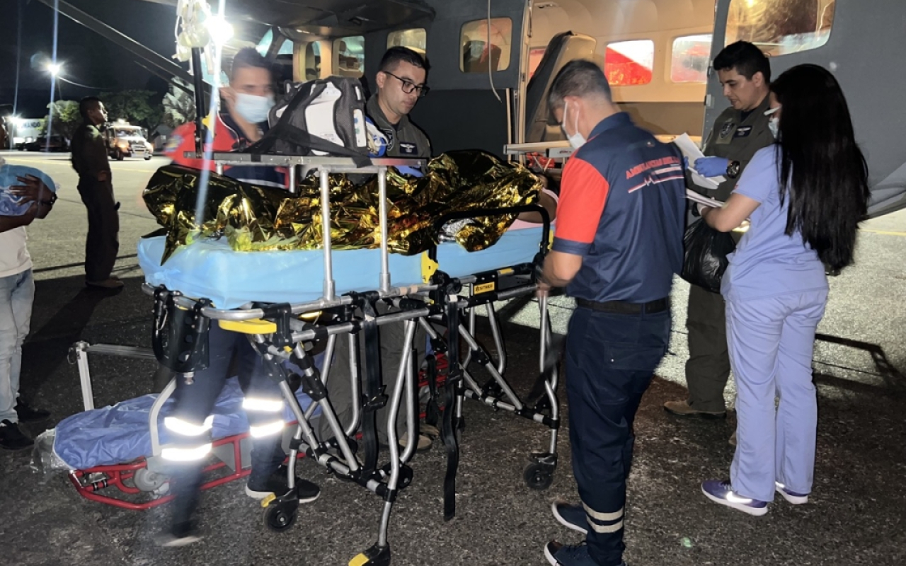  Un bebé indígena recién nacido y su madre fueron evacuados en avión ambulancia para salvar sus vidas