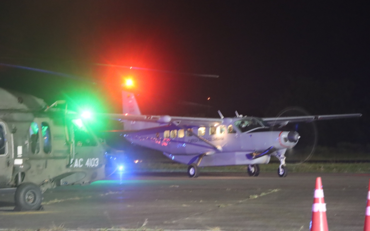 Traslado aeromédico salva la vida de dos mujeres del Guaviare     Dos misiones nocturnas de traslado aeromédico permitieron salvaguardar la vida de dos mujeres en los departamentos de Guaviare y Meta, gracias a las capacidades humanas y técnicas del personal de su Fuerza Aeroespacial pertenecientes al Comando Aéreo de Combate No.2, empleando el avión medicalizado Cessna 208B Caravan.  Luego de recibir el llamado de la comunidad y en coordinación con el Centro Nacional de Recuperación de Personal, CNRP, se r