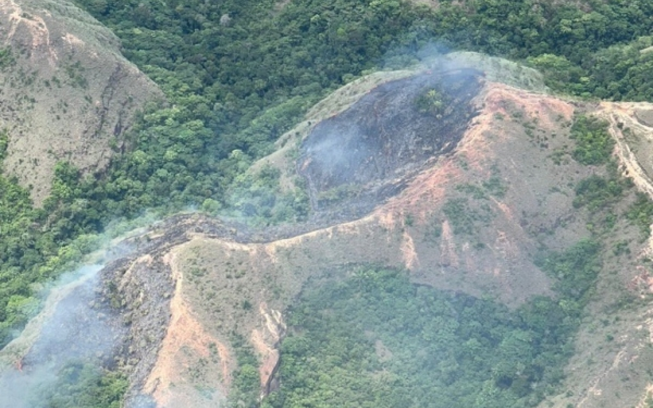  Con medios aéreos se logra extinguir incendio forestal en San Luis, Tolima