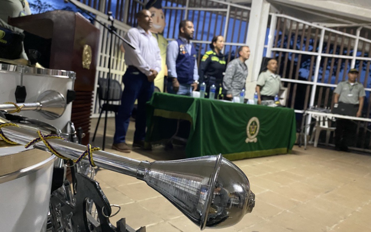 Entrega de instrumentos a agrupación “Carabineritos San Andrés” de la Policía Nacional