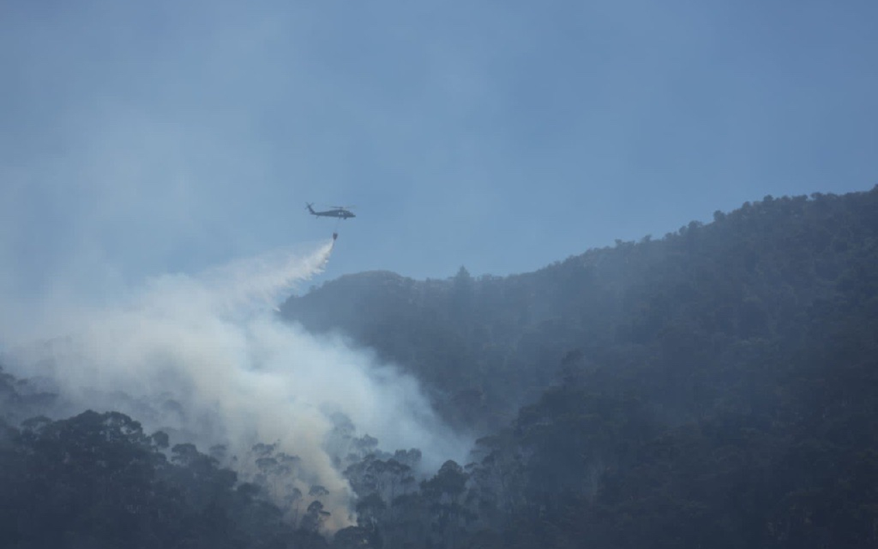 Su Fuerza Aeroespacial continúa realizando labores de extensión de incendios en los cerros de Bogotá