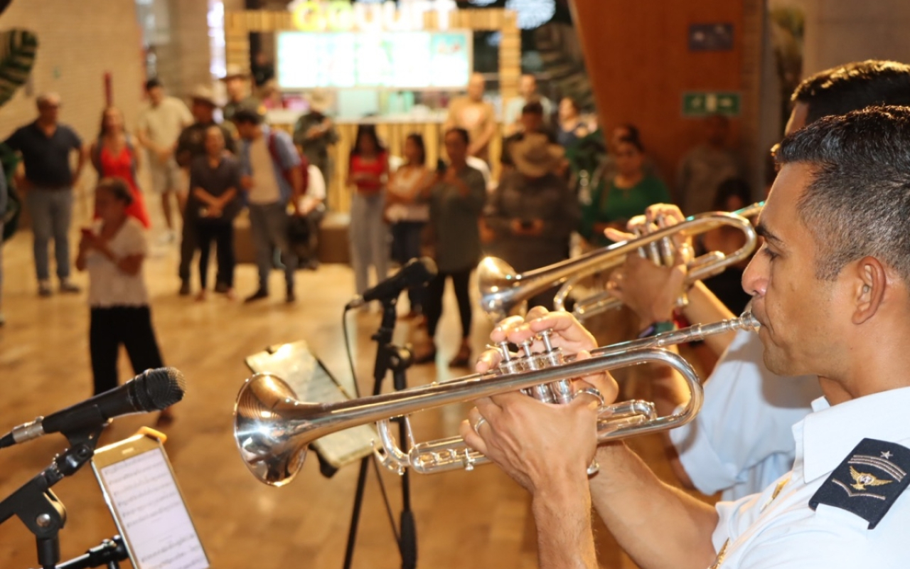 Villavicenses celebraron 75 años del CACOM 2 al ritmo de los músicos de la Fuerza Aérea