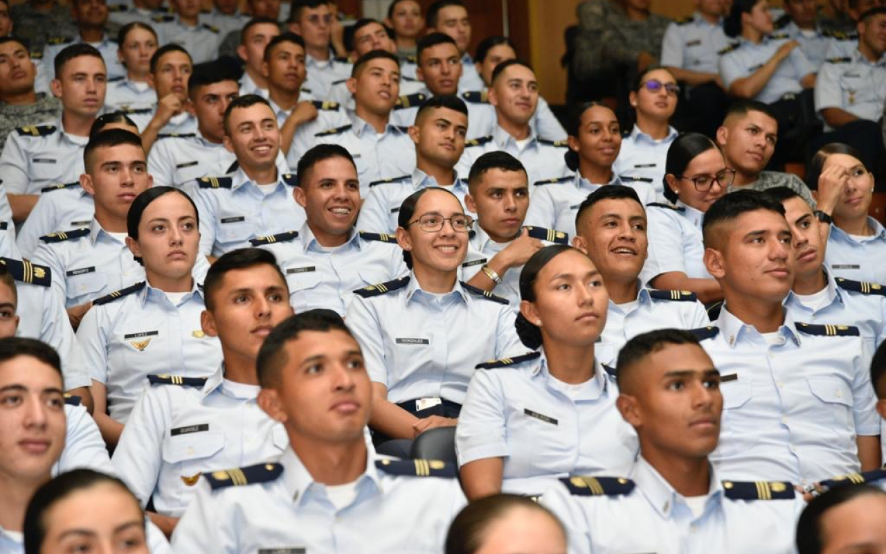 Una visita a la Base Aérea de Cali, llena de valor e inspiración Una visita a la Base Aérea de Cali, llena de valor e inspiración