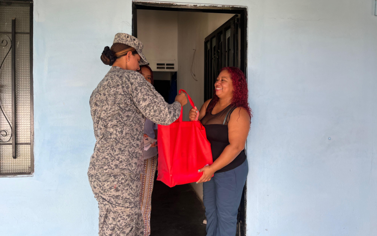 Militares donan mercados a familias vulnerables de Puerto Salgar y La Dorada 