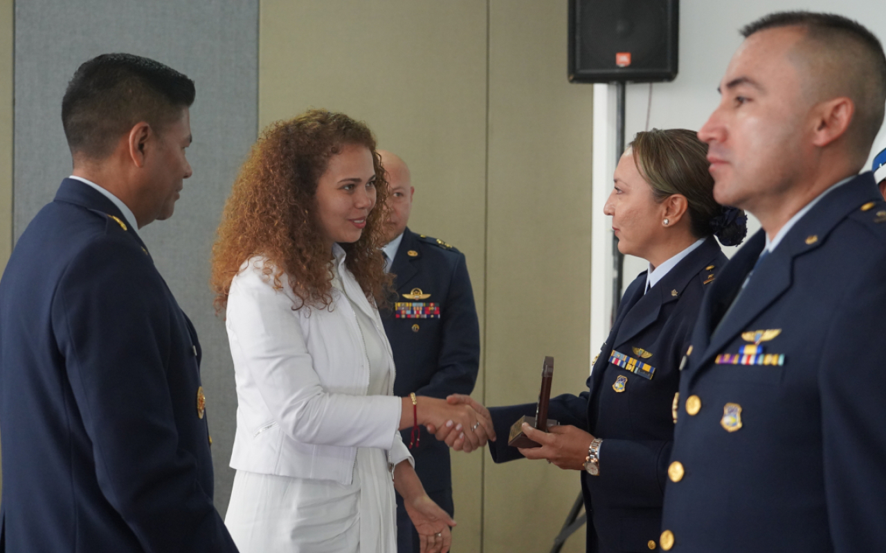 Fuerza Aeroespacial Colombiana recibe reconocimiento de Minciencias por su liderazgo en innovación tecnológica