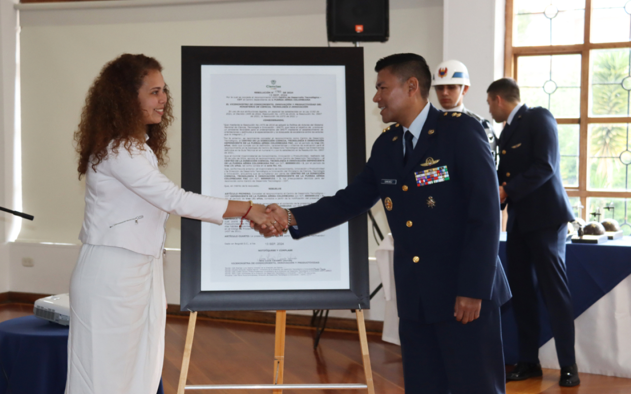 Fuerza Aeroespacial Colombiana recibe reconocimiento de Minciencias por su liderazgo en innovación tecnológica