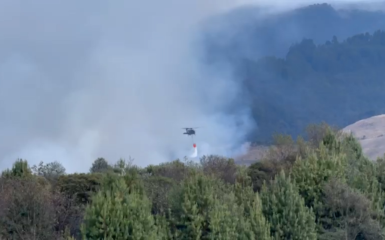 Labores de extinción de incendio en el área del Embalse del Neusa son apoyadas por la Fuerza Aeroespacial Colombiana