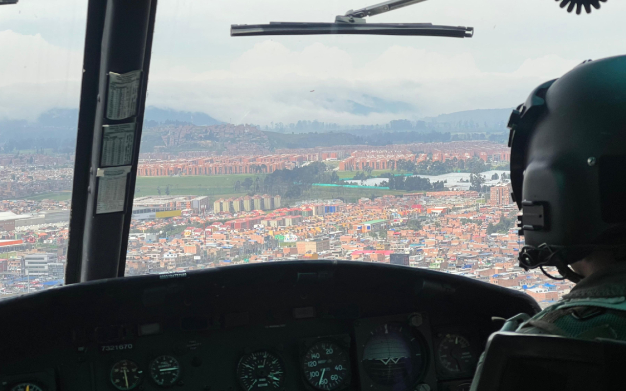 Fuerza Aeroespacial refuerza seguridad vial en Bogotá durante reyes