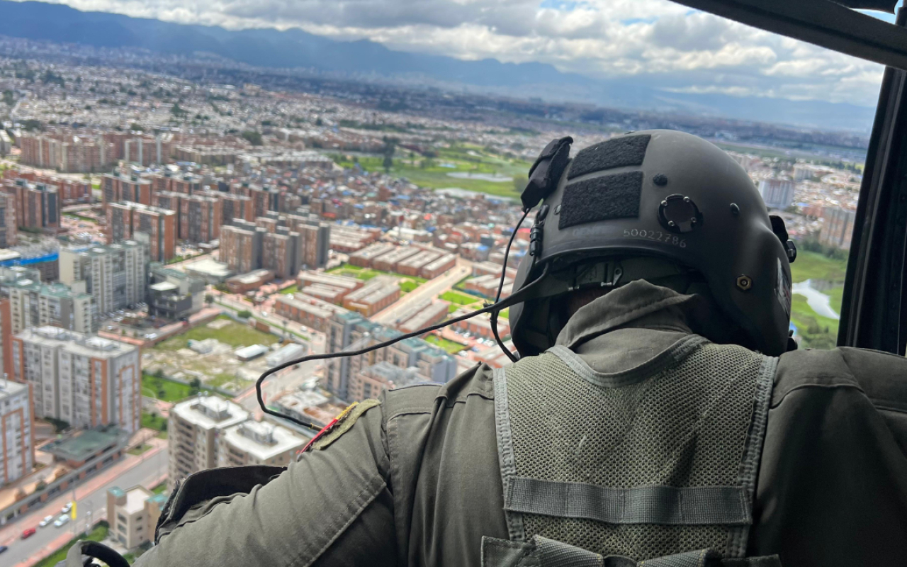 Fuerza Aeroespacial refuerza seguridad vial en Bogotá durante reyes